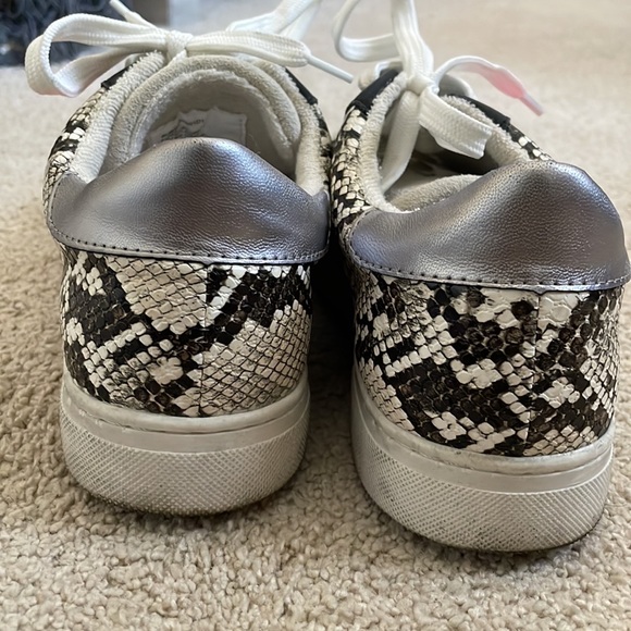 Steven my Steve Madden fashion sneakers. Snake skin detailing with hot pink star - Picture 5 of 5